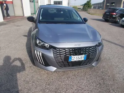 Usata Peugeot 208 Allure 101 CV (74 kW) 2025 Grigio Utilitaria