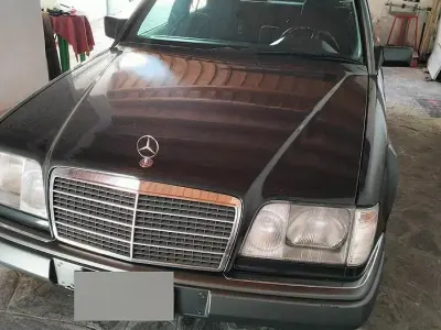Usata Mercedes E200 136 CV (100 kW) 1995 Nero Berlina