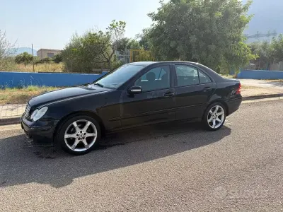 Usata Mercedes C200 122 CV (89 kW) 2006 Nero Berlina