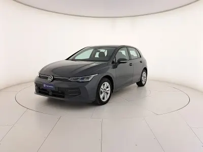 Usata VW Golf VIII Life 115 CV (84 kW) 2025 Dolphin grey metallizzato Berlina