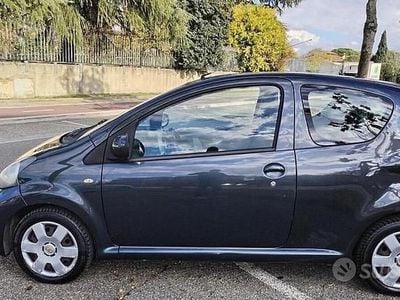 Usata Toyota Aygo 68 CV (50 kW) 2005 Grigio Utilitaria