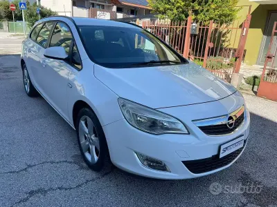 Usata Opel Astra Cosmo 140 CV (102 kW) 2013 Bianco Station wagon