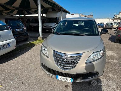 Usado Lancia Ypsilon Gold 69 HP (50 kW) 2015 Bege Citadino