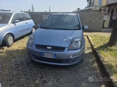 Usata Ford Fiesta Ghia 68 CV (50 kW) 2007 Blu Utilitaria