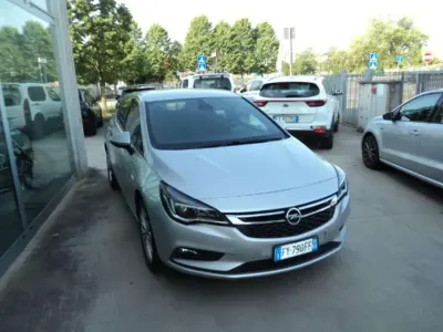 Usata Opel Astra Innovation 110 CV (80 kW) 2019 Argento Berlina
