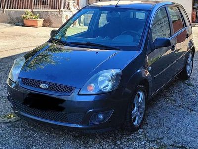 Usata Ford Fiesta Ghia 75 CV (55 kW) 2008 Grigio Berlina