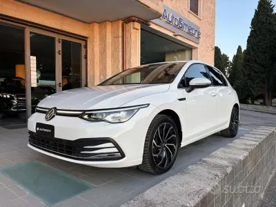 Usata VW Golf VIII Life 116 CV (85 kW) 2022 Bianco Berlina