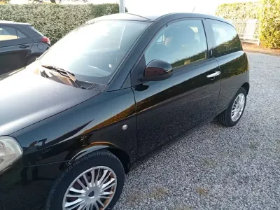 Begagnad Lancia Ypsilon 60 HK (44 kW) 2010 Svart Halvkombi