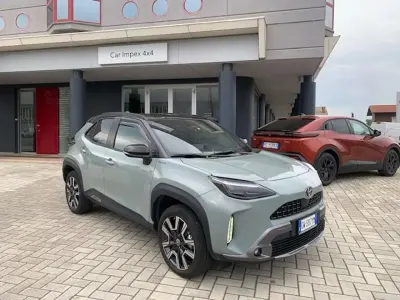 Usata Toyota Yaris Cross 131 CV (96 kW) 2025 Verde SUV