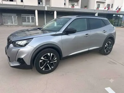 Usata Peugeot 2008 Allure 110 CV (80 kW) 2022 Argento SUV