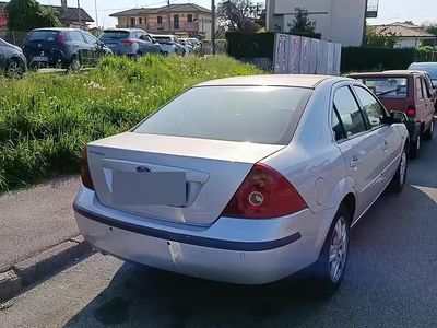 Begagnad Ford Mondeo 145 HK (106 kW) 2002 Grå Sedan