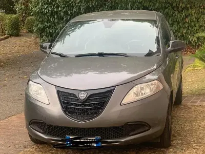 Usata Lancia Ypsilon 60 CV (44 kW) 2015 Marrone Utilitaria