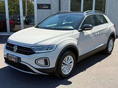 Usata VW T-Roc Life 110 CV (80 kW) 2024 Beige SUV