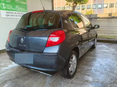 Käytetty Renault Clio II 75 HP (55 kW) 2009 Sininen Sedan