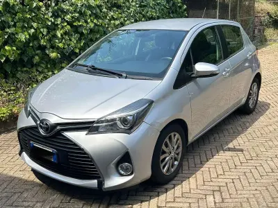 Usata Toyota Yaris Lounge 69 CV (50 kW) 2015 Argento Utilitaria