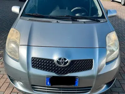 Usata Toyota Yaris 65 CV (47 kW) 2006 Grigio Berlina