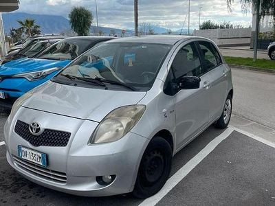 Begagnad Toyota Yaris 90 HK (66 kW) 2009 Grå Halvkombi