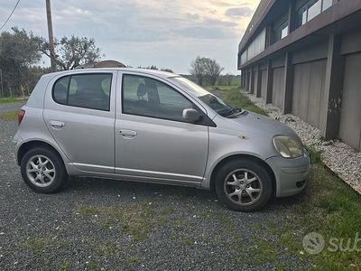 Usata Toyota Yaris 65 CV (47 kW) 2005 Grigio Berlina