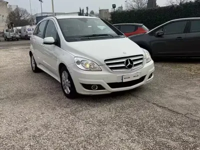 Usata Mercedes A180 Premium 109 CV (80 kW) 2011 Bianco Utilitaria