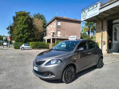 Usata Lancia Ypsilon 69 CV (50 kW) 2024 Grigio Utilitaria