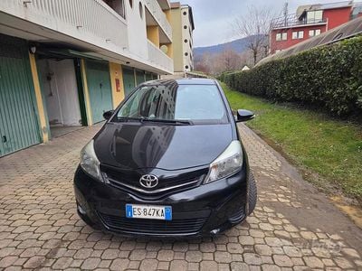 Usata Toyota Yaris Sol 90 CV (66 kW) 2013 Nero Utilitaria
