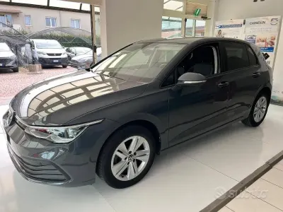 Usata VW Golf VIII Life 131 CV (96 kW) 2020 Grigio Berlina