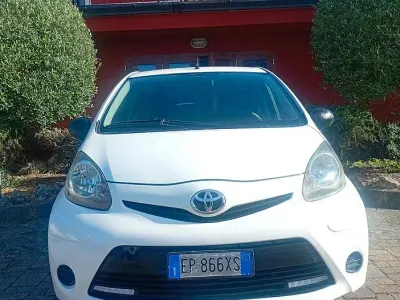 Usata Toyota Aygo Connect Style 68 CV (50 kW) 2013 Bianco Utilitaria