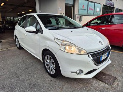 Usata Peugeot 208 Active 82 CV (60 kW) 2014 Bianco Utilitaria