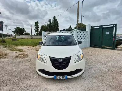 Usado Lancia Ypsilon Gold 95 HP (69 kW) 2014 Branco Citadino