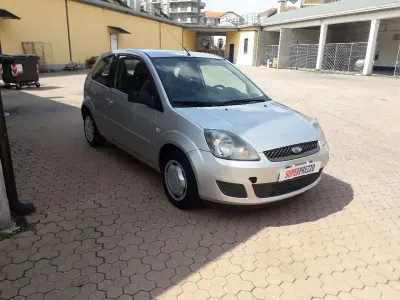 Usata Ford Fiesta Ghia 75 CV (55 kW) 2008 Grigio Utilitaria