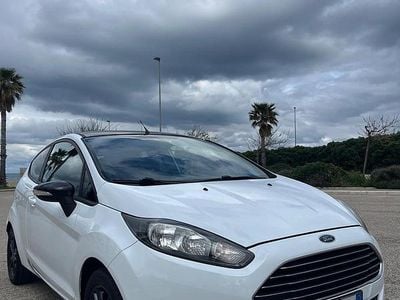 Usata Ford Fiesta 75 CV (55 kW) 2015 Bianco Berlina