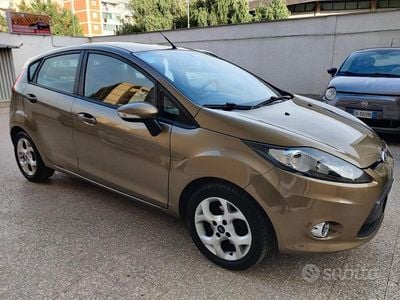 Begagnad Ford Fiesta Titanium 70 HK (51 kW) 2011 Gul Halvkombi