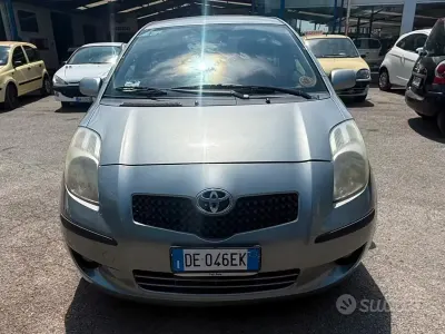 Usata Toyota Yaris Sol 69 CV (50 kW) 2006 Grigio Berlina