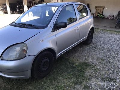 Usata Toyota Yaris 2002 Grigio Utilitaria