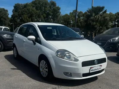 Usata Fiat Grande Punto Dynamic 120 CV (88 kW) 2006 Bianco Utilitaria