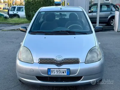 Begagnad Toyota Yaris Sol 68 HK (50 kW) 2001 Grå Sedan