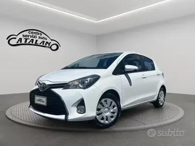Usata Toyota Yaris Lounge 69 CV (50 kW) 2015 Bianco Utilitaria