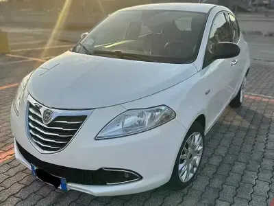 Usata Lancia Ypsilon 69 CV (50 kW) 2011 Bianco Utilitaria