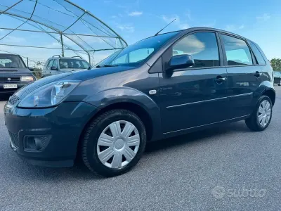 Usata Ford Fiesta Ghia 75 CV (55 kW) 2008 Bluazzurro Utilitaria
