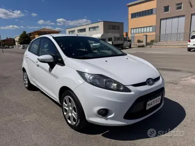 Usado Ford Fiesta Titanium 82 HP (60 kW) 2009 Branco Sedan