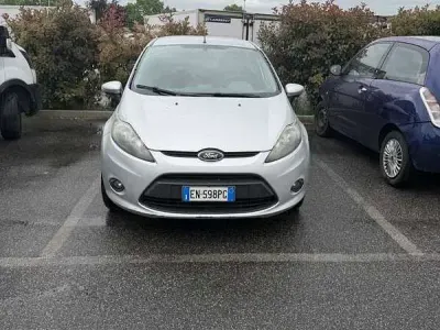 Usata Ford Fiesta Titanium 82 CV (60 kW) 2012 Grigio Utilitaria