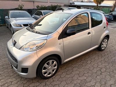 Usata Peugeot 107 Active 68 CV (50 kW) 2012 Argento Utilitaria