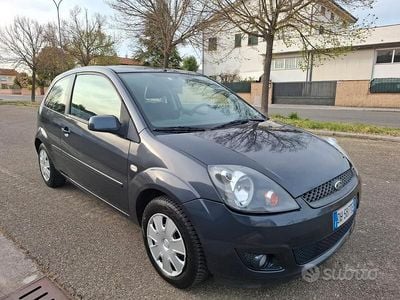 Usata Ford Fiesta 68 CV (50 kW) 2007 Grigio Utilitaria