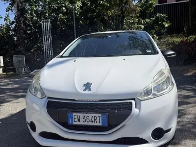 Usata Peugeot 208 Allure 82 CV (60 kW) 2014 Utilitaria