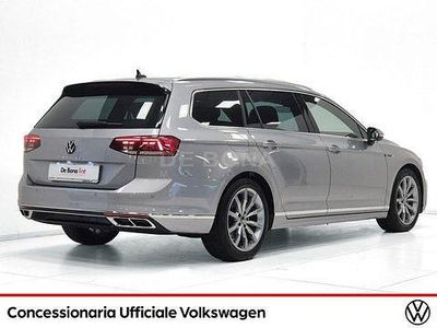 Pyrit silver metallizzato Usata 2023 VW Passat Executive Station wagon | 32.800 € (Molto cara)