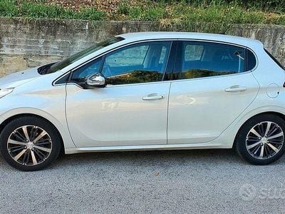Usata Peugeot 208 Allure 82 CV (60 kW) 2015 Bianco Utilitaria