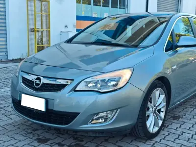 Usata Opel Astra Cosmo 140 CV (102 kW) 2011 Argento Berlina