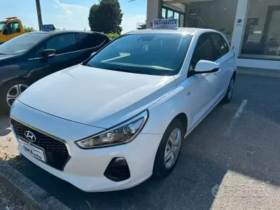 Begagnad Hyundai i30 GO! 100 HK (73 kW) 2018 Vit Sedan