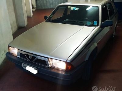 Usata Alfa Romeo 75 110 CV (80 kW) 1989 Argento Berlina