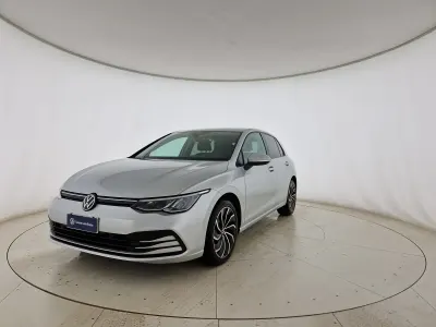 Usata VW Golf VIII Life 110 CV (80 kW) 2023 Reflex silver metallizzato Berlina